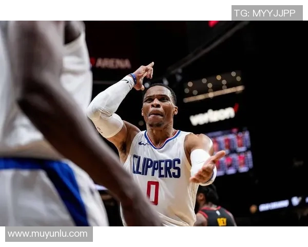 拉塞尔威斯布鲁克的篮球传奇与职业生涯的辉煌瞬间回顾