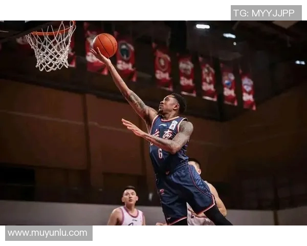 马尚布鲁克斯：从篮球场上的明星到生活中的奋斗者之路