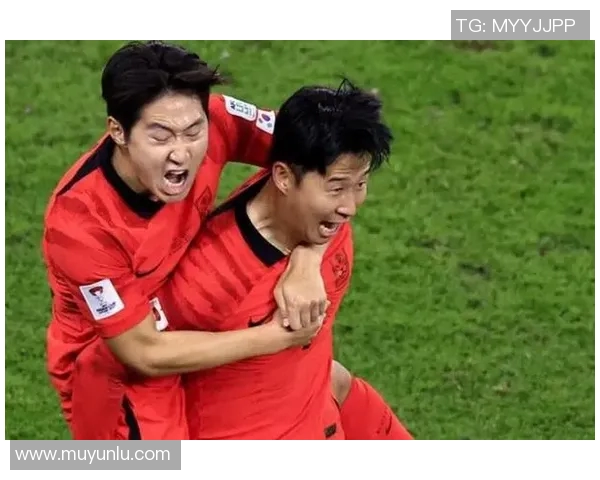 国足与韩国球员赛场冲突引发热议打架视频引发球迷关注与讨论 国足与韩国球员赛场冲突引发热议打架视频引发球迷关注与讨论