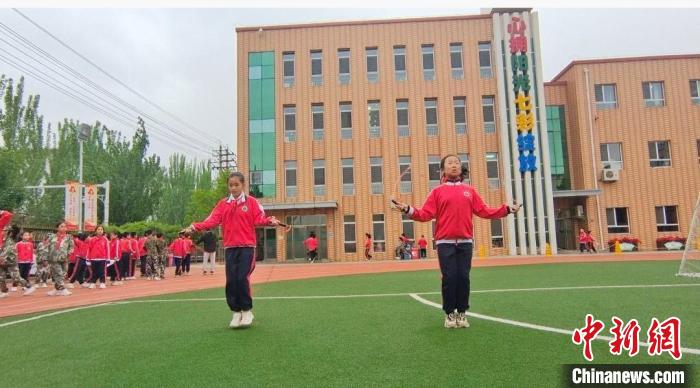 校园里欢乐多问鼎娱乐注册 内蒙古中小学阳光体育两小时实践探索(图1)